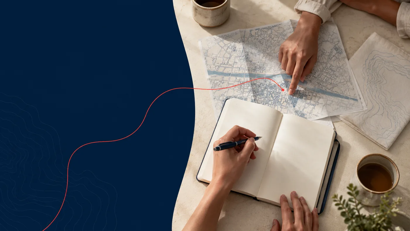 Dos personas preparando una ruta sobre un mapa