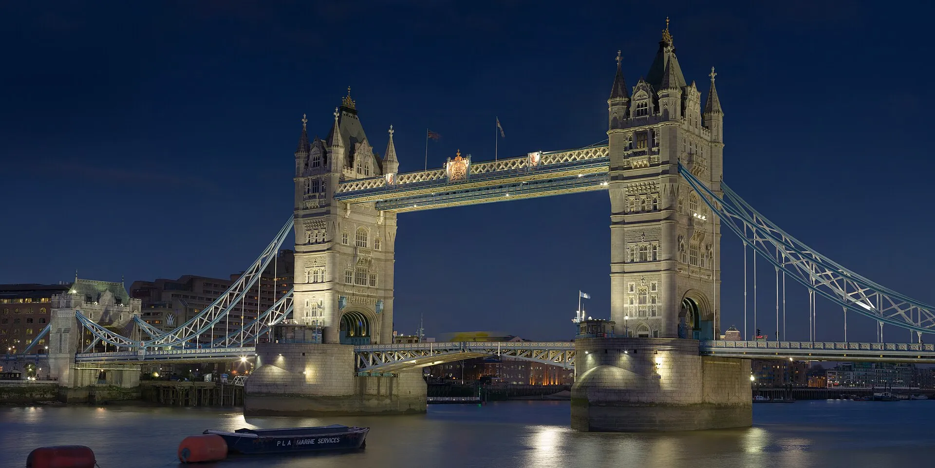 Tower Bridge de Londres iluminado a la hora azul